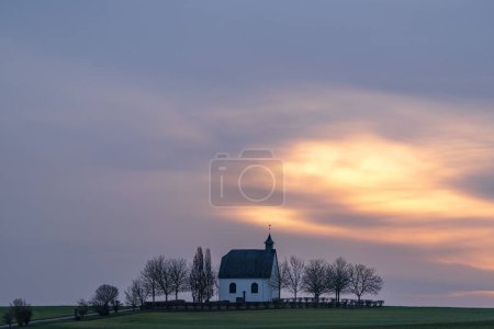Foto de Imagen panorámica de la Capilla de la Santa Cruz en Mertloch, Eifel, Renania-Palatinado, Alemania - Imagen libre de derechos