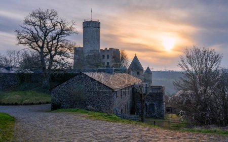 Foto de Roes, Alemania - 9 de marzo de 2024: Imagen panorámica del castillo de Pyrmont durante el amanecer del 9 de marzo de 2024 en Eifel, Alemania - Imagen libre de derechos