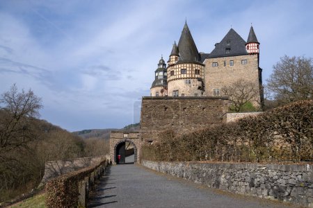 Foto de Mayen, Alemania - 10 de marzo de 2024: Imagen panorámica del castillo de Buerresheim cerca de Mayen el 10 de marzo de 2024 en Eifel, Alemania - Imagen libre de derechos