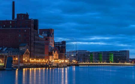 Téléchargez les photos : Duisburg ; Allemagne - 16 mars 2024 : Image panoramique du port historique de Duisburg en soirée le 16 mars 2024 en Allemagne - en image libre de droit
