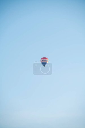 Téléchargez les photos : Montgolfières contre le ciel bleu. photo de haute qualité - en image libre de droit