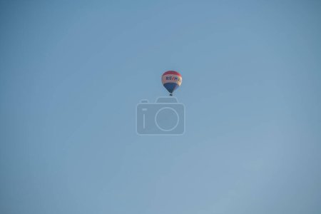 Téléchargez les photos : Montgolfières contre le ciel bleu. photo de haute qualité - en image libre de droit