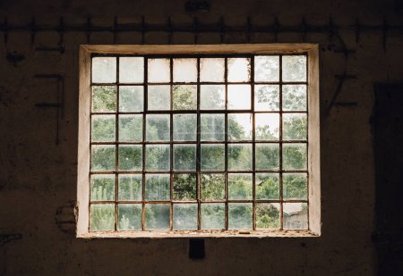 Téléchargez les photos : Gridded wide window on the old vintage wall. Grunge image technique concept image. - en image libre de droit