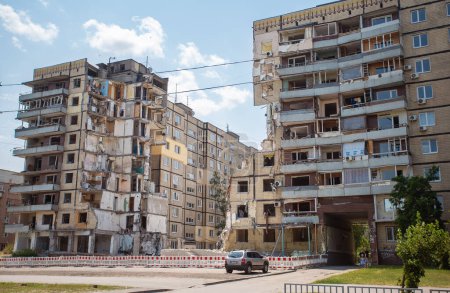 Foto de Ciudad de Dnipro, Ucrania - 22 de junio de 2023: Complejo Viviente destruido por Rusia con un misil Kh-22 el 14 de enero. Ataques contra civiles causaron la muerte de 46 personas (incluidos 6 niños) y 80 heridos en Dnipropetrovsk - Imagen libre de derechos