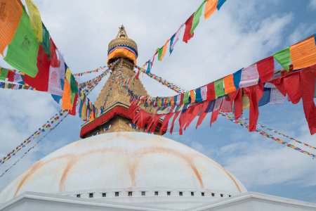 Foto de Banderas de oración multicolores con textos Mantras articulados en la parte superior de Boudhanath Stupa, las estupas esféricas más grandes de Nepal y un lugar muy sagrado para los budistas. Viajar por el mundo concepto de imagen
. - Imagen libre de derechos