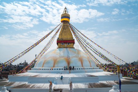 Téléchargez les photos : Katmandou, - Népal, 25 octobre 2019 : Drapeaux de prière multicolores accrochés au sommet du Boudhanath Stupa, le plus grand stupas sphérique du Népal et lieu très sacré pour les bouddhistes à Katmandou, au Népal. - en image libre de droit