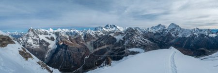 Mount Everest, Nuptse, Lhotse mit Südwand, Makalu, Chamlang Schöne Panoramaaufnahme eines Hochgebirges vom Mera-Gipfel auf 5800m. 43MP hochauflösendes Multishot-Foto.