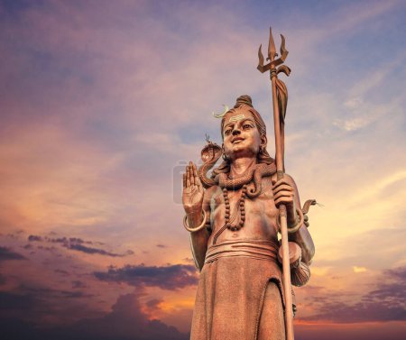 Die riesige Shiva-Statue Mangal Mahadev ist ein 33 m hohes Kunstwerk im Ganga-Talao-Tempel am blauen Abendhimmel der Insel Mauritius.