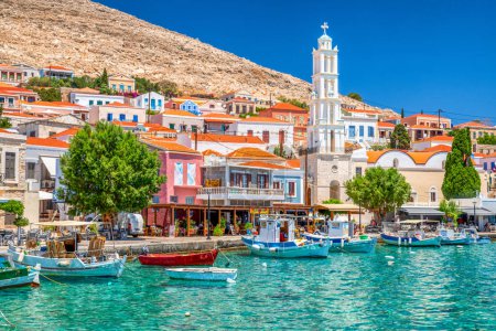 Foto de Halki, Grecia - 6 de julio de 2022: Pequeña isla pintoresca Halki en el mar Egeo, parte de las islas del Dodecaneso en Grecia - Imagen libre de derechos