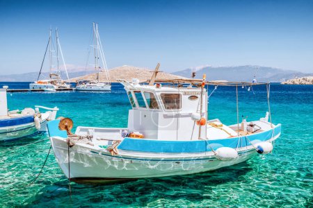 Foto de Halki, Grecia - 6 de julio de 2022: Barco de pesca en puerto en la isla Halki (Chalki) en Grecia - Imagen libre de derechos