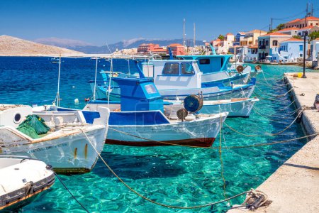 Foto de Halki, Grecia - 6 de julio de 2022: Barcos de pesca en puerto en la isla Halki (Chalki) en Grecia - Imagen libre de derechos