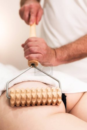 Téléchargez les photos : Nouvelle thérapie moderne. Femme sur traitement anti-cellulite massage. - en image libre de droit