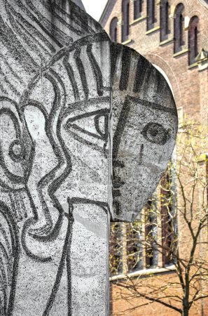 Téléchargez les photos : Rotterdam, Pays-Bas - 1er avril 2014 : Détail de la sculpture Sylvette de l'artiste Pabblo Picasso et Carl Nesjar - en image libre de droit