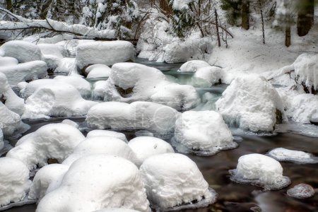 Foto de Larga exposición del agua fría congelada que fluye en el arroyo de montaña. Valle de Jalovecka en Eslovaquia - Imagen libre de derechos