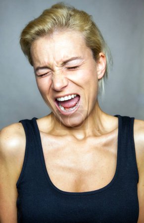 Foto de Screaming expression on the young woman's face. - Imagen libre de derechos