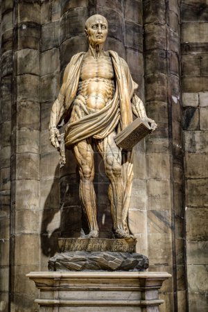 Foto de Milán, Italia - 13 de abril de 2018: Estatua de San Bartolomé en la catedral del Duomo de Milán - Imagen libre de derechos