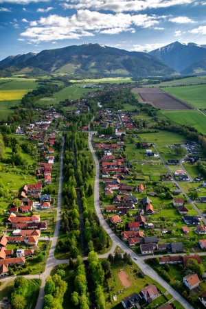 Téléchargez les photos : Belle vue sur les montagnes des Tatras occidentales en Slovaquie. Village Smrecany sous et pic Baranec à l'arrière-plan. Paysage vert et collines. Photographie aérienne de drone - en image libre de droit