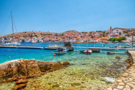Foto de Halki, Grecia - 6 de julio de 2022: Puerto con barcos de pesca en la pequeña isla pintoresca Halki en Grecia - Imagen libre de derechos