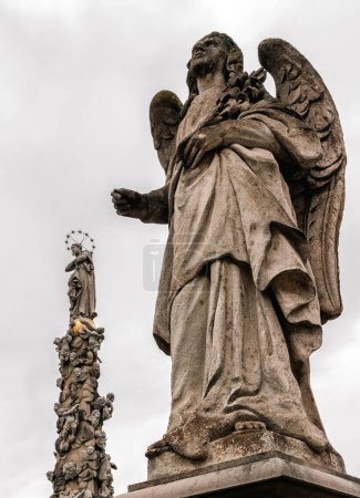 Téléchargez les photos : Colonne de plaque baroque (Immaculata) en ville Kosice en Slovaquie - en image libre de droit