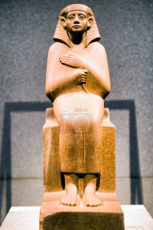 Foto de Berlín, Alemania - 7 de abril de 2017: Estatua del faraón Cherithotep en el museo egipcio de Berlín - Imagen libre de derechos