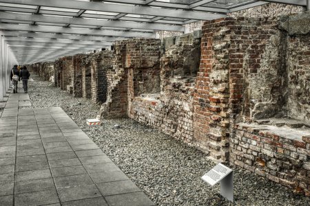 Téléchargez les photos : Berlin, Allemagne - 7 avril 2017 : Visiteurs et bâtiment en ruine du siège social SS dans la ville de Berlin en Allemagne - en image libre de droit