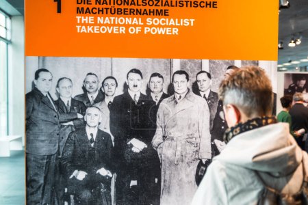 Téléchargez les photos : Berlin, Allemagne - 7 avril 2017 : Visiteur regardant une exposition au musée Topographie de la terreur - en image libre de droit
