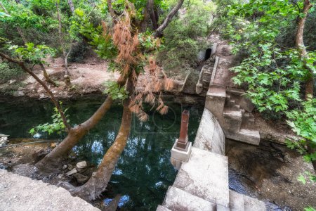 Téléchargez les photos : Lac et tunnel dans la forêt à l'emplacement Seven Springs appelé Epta Piges dans l'île de Rhodes en Grèce - en image libre de droit