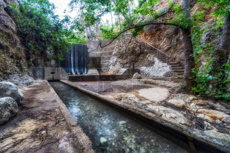 Téléchargez les photos : Attraction touristique cascade du barrage dans la vallée Seven Springs appelé Epta Piges dans l'île de Rhodes en Grèce - en image libre de droit