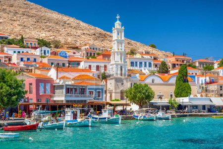 Téléchargez les photos : Halki, Grèce - 6 juillet 2022 : Bateaux de pêche dans le port de l'île de Halki (Chalki) en Grèce - en image libre de droit