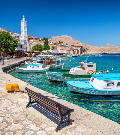 Foto de Halki, Grecia - 6 de julio de 2022: Barcos de pesca en puerto en la isla Halki en Grecia - Imagen libre de derechos