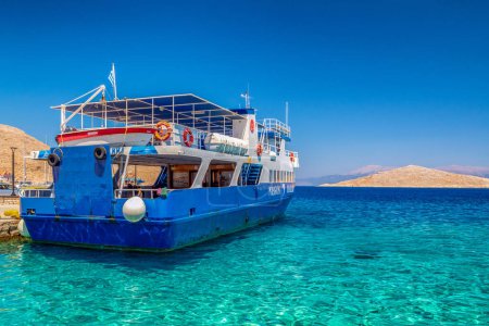 Foto de Halki, Grecia - 6 de julio de 2022: Ferry en puerto en la isla Halki en Grecia - Imagen libre de derechos