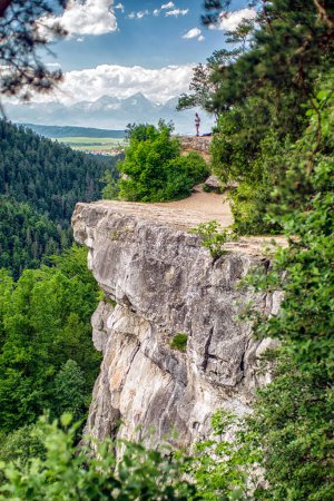 Foto de Hermoso mirador Tomasovsky vyhlad en el parque nacional Slovak Paradise. Caminante en la roca - Imagen libre de derechos
