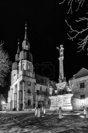 Téléchargez les photos : Colonne de plaque appelée Trojicny stlp dans la ville Trnava à Slovaquie. - en image libre de droit
