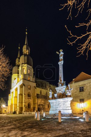 Téléchargez les photos : Colonne de plaque appelée Trojicny stlp dans la ville Trnava à Slovaquie. - en image libre de droit