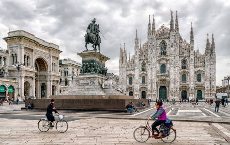 Foto de Milán, Italia - 15 de abril de 2018: Catedral Duomo di Milan y Estatua Vittorio Emanuele II en el centro de la ciudad - Imagen libre de derechos