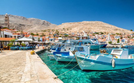 Foto de Halki, Grecia - 6 de julio de 2022: Isla Halki en Grecia, parte de las islas del Dodecaneso en Grecia - Imagen libre de derechos