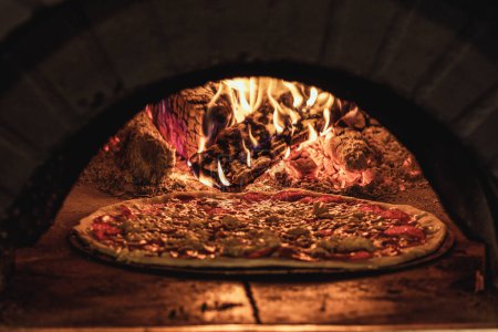 Foto de Pizza en horno de pizza comercial. - Imagen libre de derechos