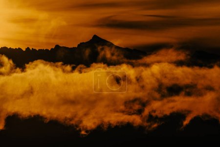 Foto de Silueta de montañas y cielo colorido durante el hermoso atardecer. Pico Krivan y las altas montañas Tatras en Eslovaquia en el fondo - Imagen libre de derechos