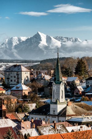 Foto de Zavazna Poruba, Eslovaquia - 29 de noviembre de 2023: Village Zavazna Poruba en Eslovaquia y el pico Krivan en las montañas de los Altos Tatras al fondo - Imagen libre de derechos