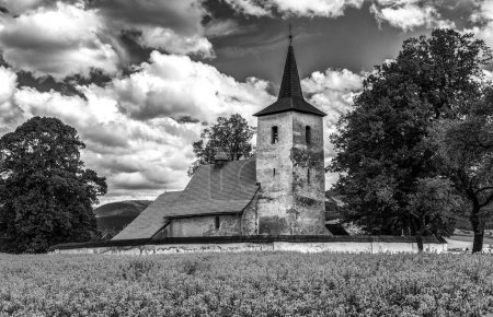 Foto de Antigua iglesia gótica de Todos los Santos en la aldea Ludrova, Eslovaquia. - Imagen libre de derechos