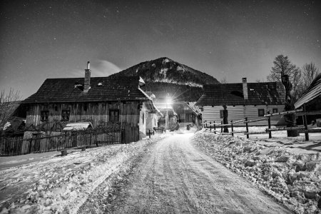 Foto de Cabañas de madera en la aldea rural UNESCO Vlkolinec en la noche de invierno, Eslovaquia - Imagen libre de derechos