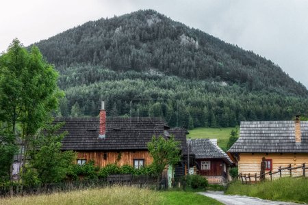 Traditionelle Rura Dorf Vlkolinec mit Holzhütten mit Hügel Sidorovo im Hintergrund