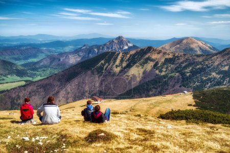Foto de Turistas relajándose en la cima de la colina Velky Krivan en las montañas Little Fatra, Eslovaquia - Imagen libre de derechos