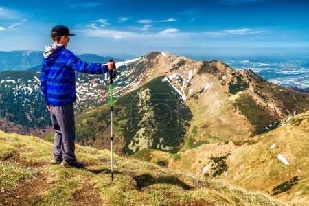 Foto de Chico excursionista en la cima de la colina en las montañas Little Fatra en Eslovaquia - Imagen libre de derechos