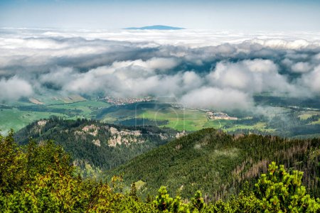 Vista desde la cima de la colina Sivy vrch en Tatras Occidental en Eslovaquia a través de la inversión. Hill Babia Hora en el fondo.