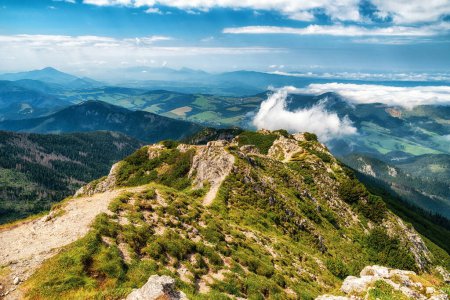 Vista desde la cima de la colina Sivy vrch en Tatras Occidental en Eslovaquia a través de la inversión.