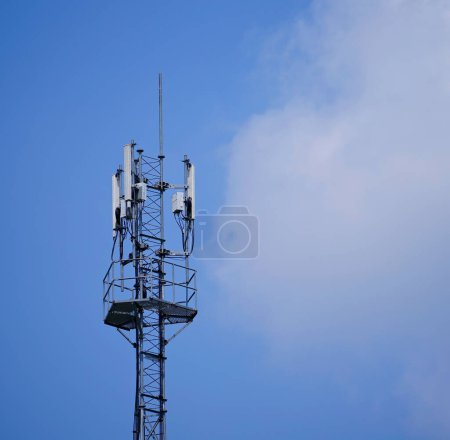 Foto de Torre de telecomunicaciones de celular 4G y 5G. Estación Base Macro. Transmisor de antena de comunicación inalámbrica. Torre de telecomunicaciones con antenas sobre fondo azul del cielo
. - Imagen libre de derechos