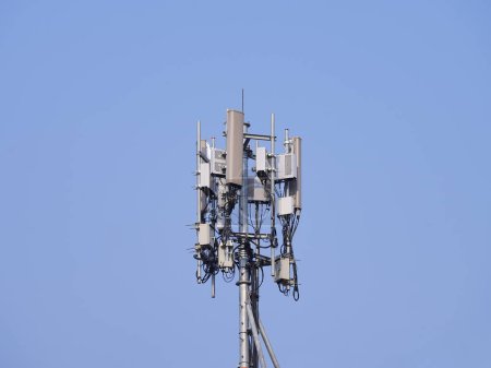 Foto de Torre de telecomunicaciones de celular 4G y 5G. Estación Base Macro. Transmisor de antena de comunicación inalámbrica. Torre de telecomunicaciones con antenas. - Imagen libre de derechos