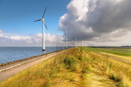 Téléchargez les photos : Rangée d'éoliennes dans un lac le long d'une digue aux Pays-Bas - en image libre de droit