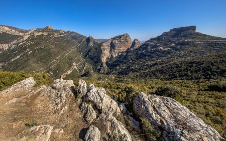Foto de View of cliffs at Salto de Roldan seen from Mirador de Roldan, Nueno, Huesca, Spain - Imagen libre de derechos